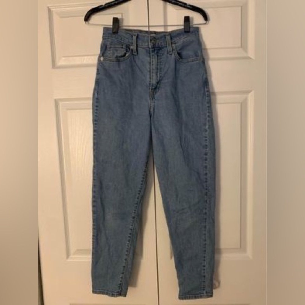 Vintage Levi’s! High rise tapered style!